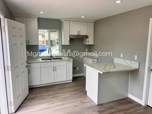 Building Photo - 3343 Lime St Unit 3345 Rental