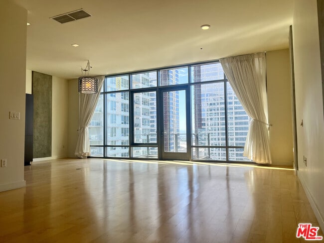 Building Photo - 1100 S Hope St Unit 1704