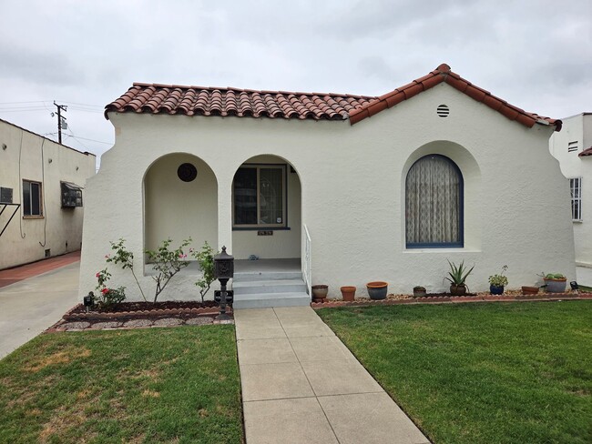 Building Photo - Spacious 2 Bedroom 2 Baths Spanish Charmer! Rental