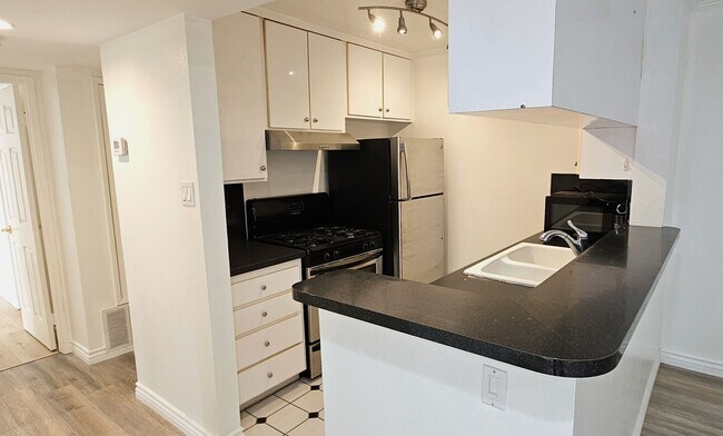 Photo - Beautiful 2 Bedrooms, 1 Bath Condo in Grea...