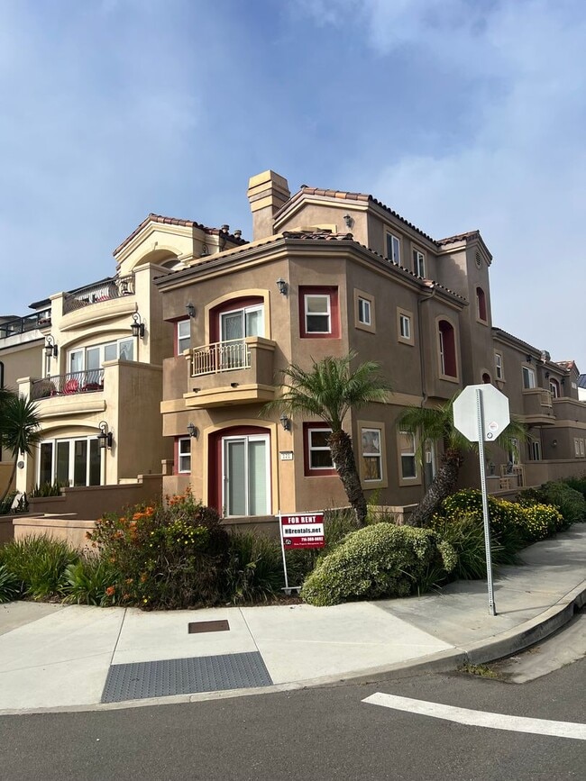 Building Photo - Custom home 1 block to ocean