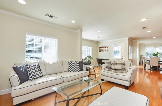 Photo - 17827 Burbank Blvd