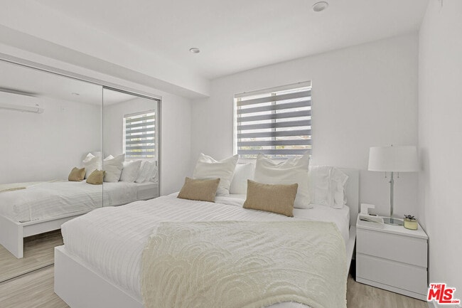 Photo - 7076 Park Manor Ave