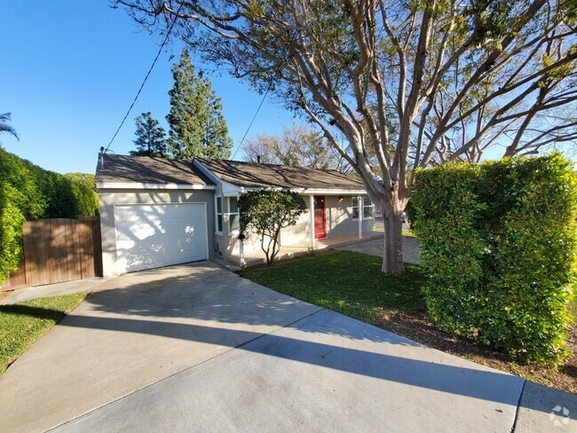 Building Photo - 10682 Center Dr Rental