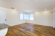 Photo - 5070 Glen St