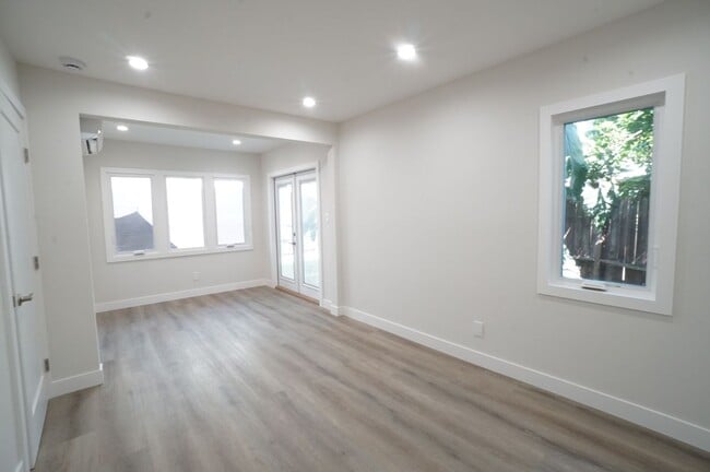 Photo - 6053 Selma Ave