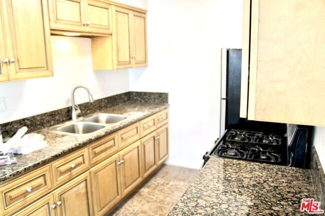 Building Photo - 780 Earlham St Rental