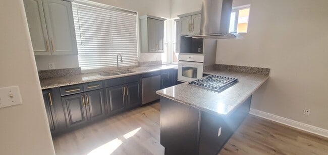 Photo - 1614 W 146th St