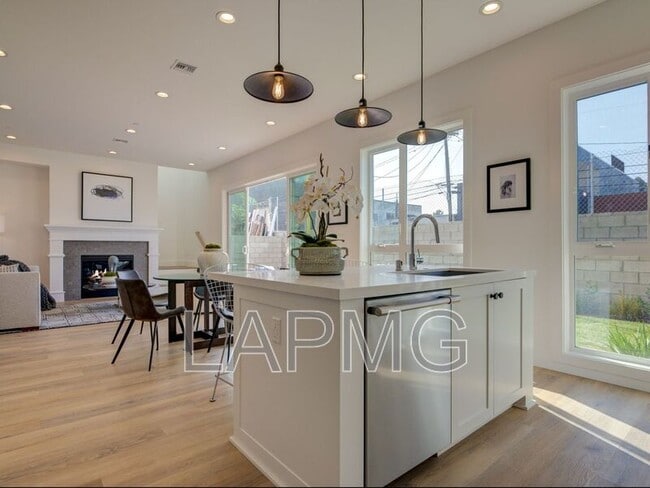 Photo - 6016 Comey Ave