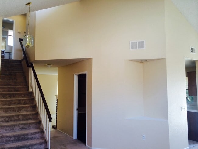 Building Photo - !! JUST REMODELED HOME AVAILABLE TODAYYY !!