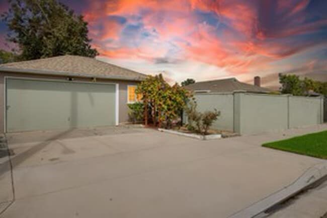 Building Photo - 1108 W Acacia Ave Unit Orange CA