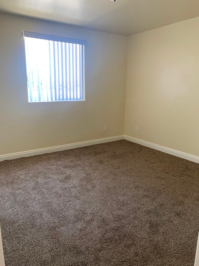 Photo - 812 E 81st St