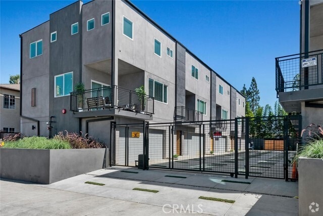 Building Photo - 13536 Vanowen St Rental