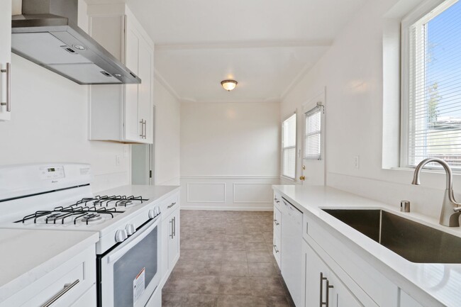 Photo - Courtyard building on Ocean Park Unit 2024½