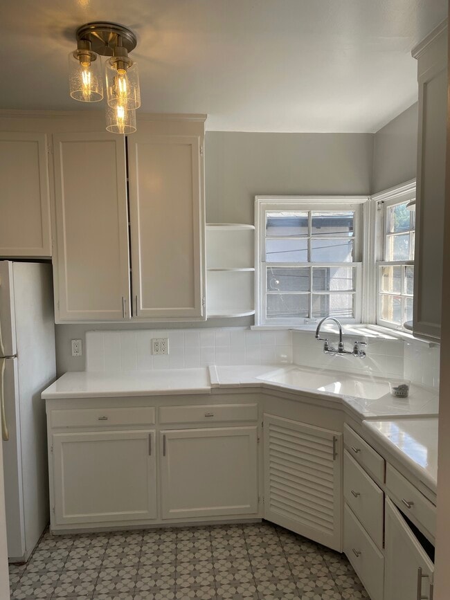 Kitchen - 2669 Waverly Dr Apartment Unit 2669