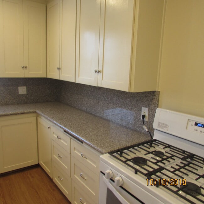 Large kitchen - 1149 E Carson St Unit 9
