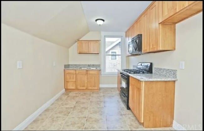 Photo - 364 E Pearl St