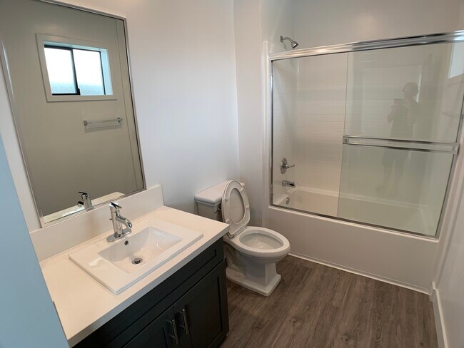 Photo - 14639-14645 Vanowen St