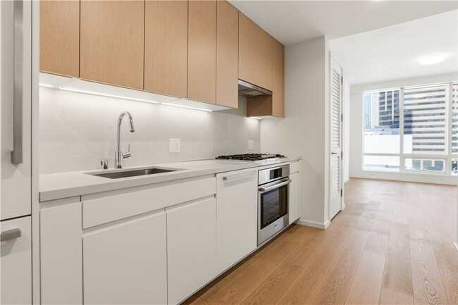 Building Photo - 877 Francisco St Unit 717