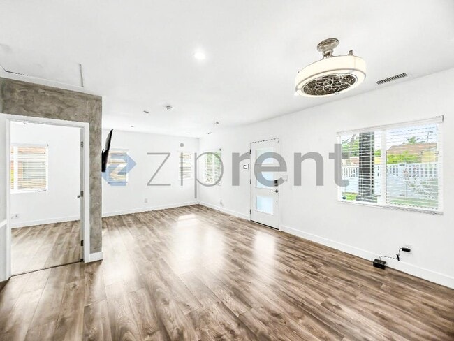 Building Photo - Unit