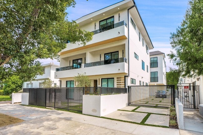 Photo - 5022 Cahuenga Blvd