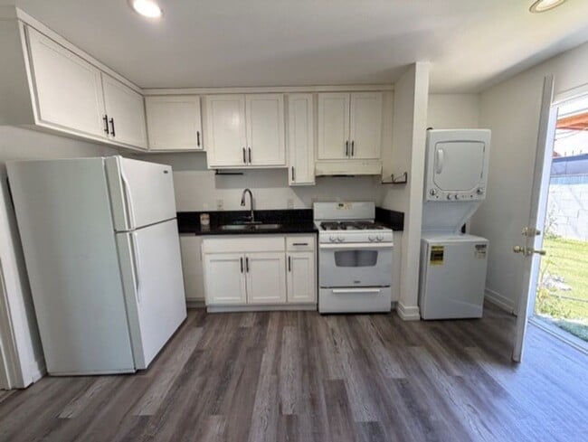 Building Photo - 3320 W 66th St Unit 1