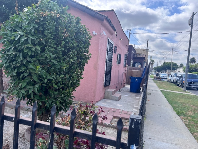 Photo - 800 E 82nd St