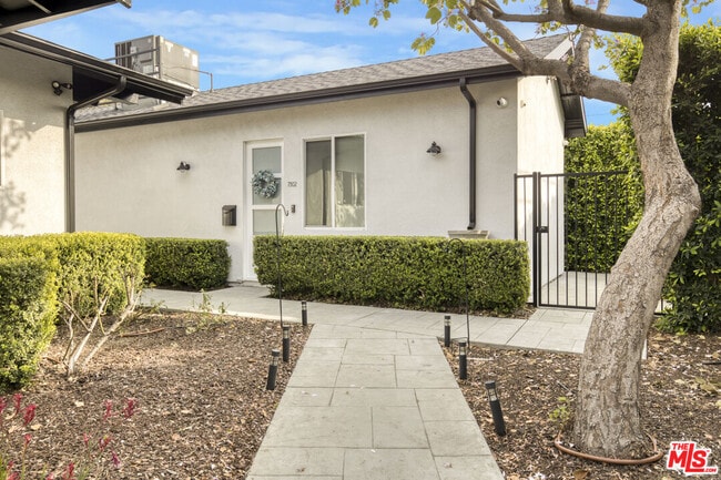 Photo - 7310 Woodley Ave