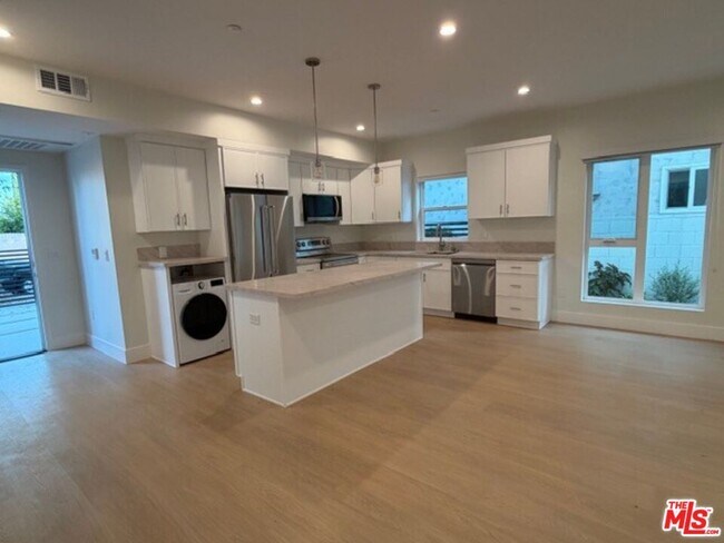 Photo - 5193-5193 Lindley Ave