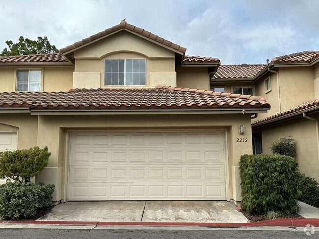 Building Photo - Centrally Located Townhome w/ 2 Car Garage...