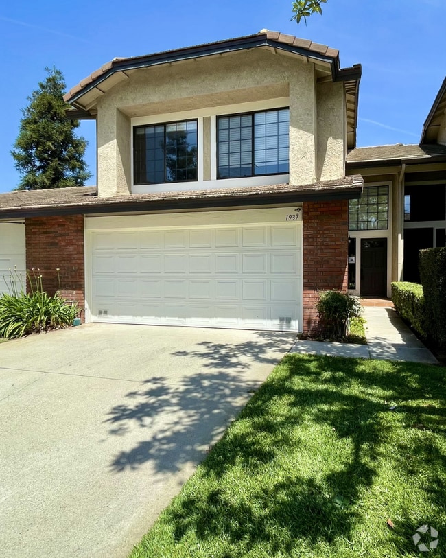 Building Photo - Beautiful 3 Bedroom 2.5 Bath Condo!