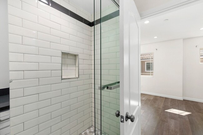 Building Photo - 3 Bedroom & 2.5 Bathroom Townhome with 2 Car Garage & Laundry