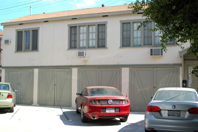 Apartment #5 over garages - 2660 Magnolia Ave.
