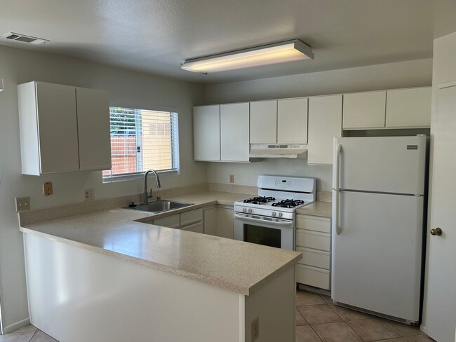 Building Photo - 1047 Golden Rd Unit B