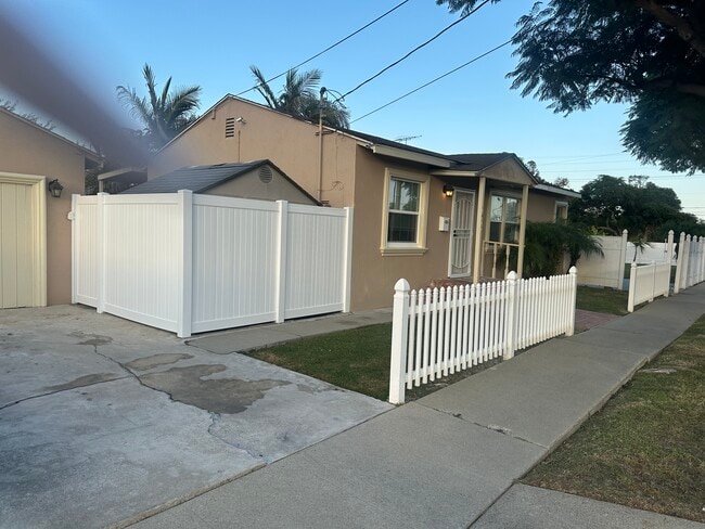 Building Photo - 1411 W 184th St