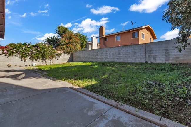 Photo - 1688 Bruin St