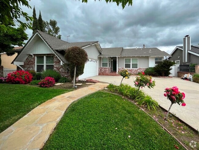 Building Photo - Upgraded 4+2 w/hardwood floors + great bac... Rental