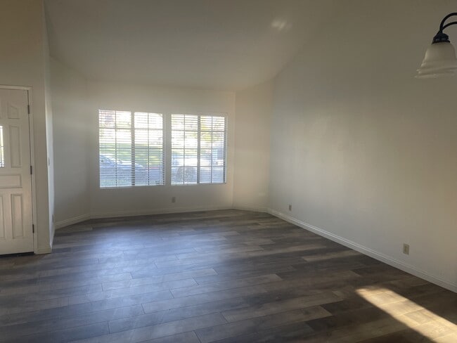 Photo - 2215 Lobelia Ave