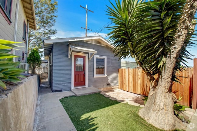 Building Photo - 3550 Rosecrans St Rental