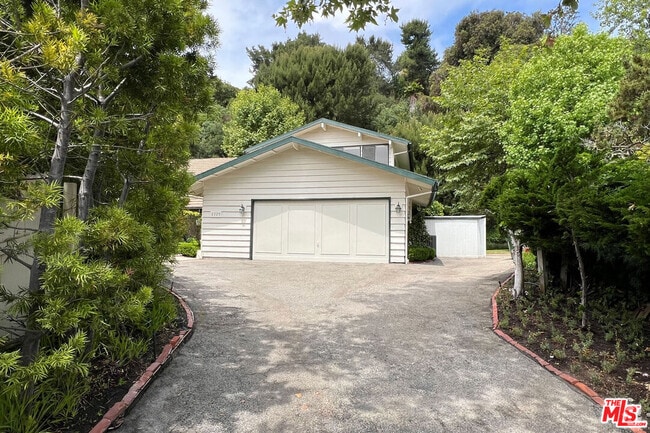 Building Photo - 2325 Banyan Dr Rental