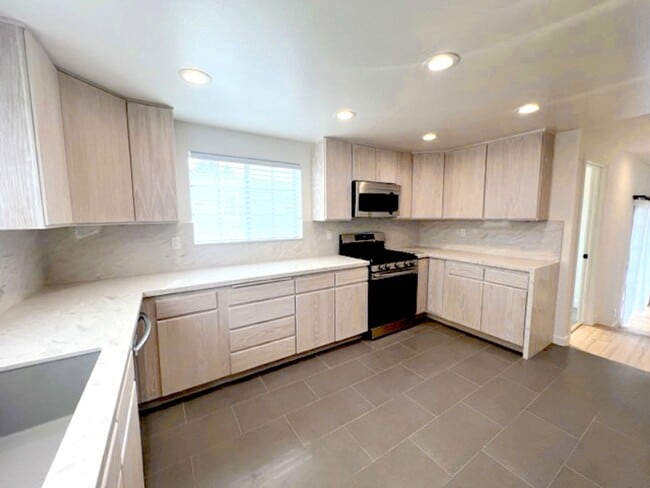 Photo - 4 bed 2.5 Plus bonus room in Redondo Beach. Unit A