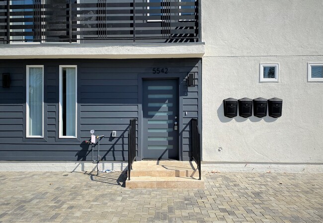 Photo - 5542 Romaine St