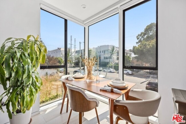 Photo - 1243 N Gower St