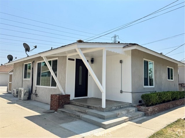 Building Photo - 5828 N Vista St Rental
