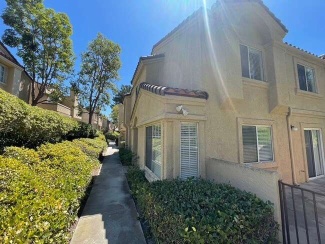 Building Photo - Great Location in Lake Forest Rental