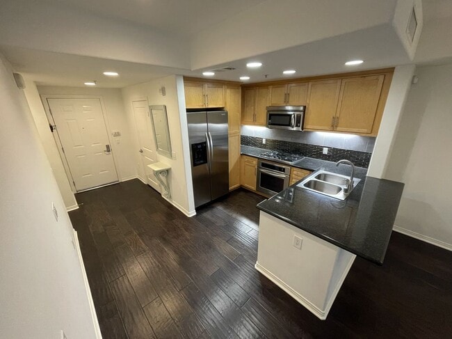 Photo - 931 E Walnut St Unit 213
