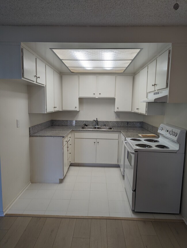 Kitchen - 2960 W 235th St Unit 1