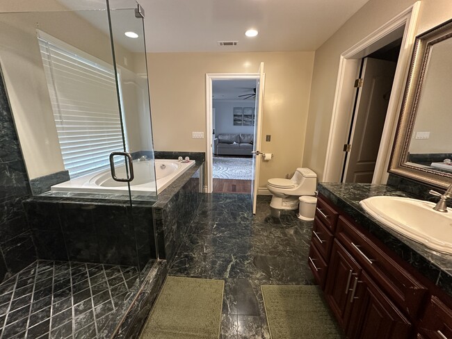Photo - 11832 S Circle Dr Unit Jet Tub view suite