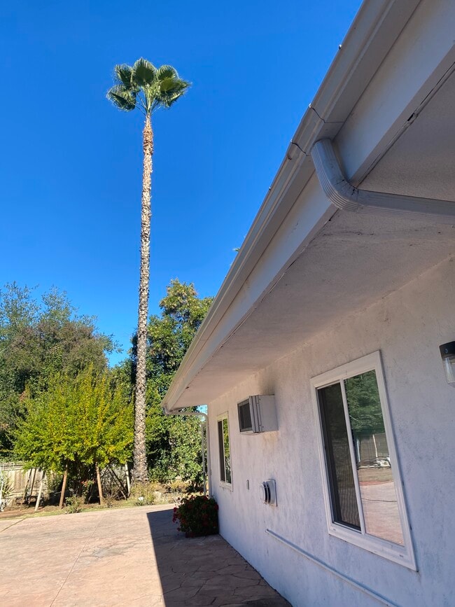 Side - 22829 Burbank Blvd Unit guesthouse apartment