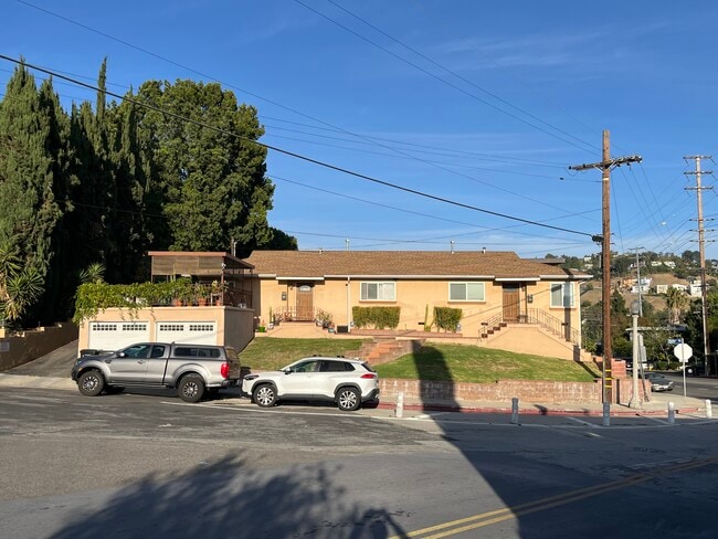 Building Photo - 3600 Roderick Rd Unit 1